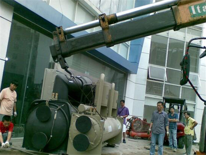 兴隆县随车吊和汽车吊的核心区别是什么？哪种更省钱？